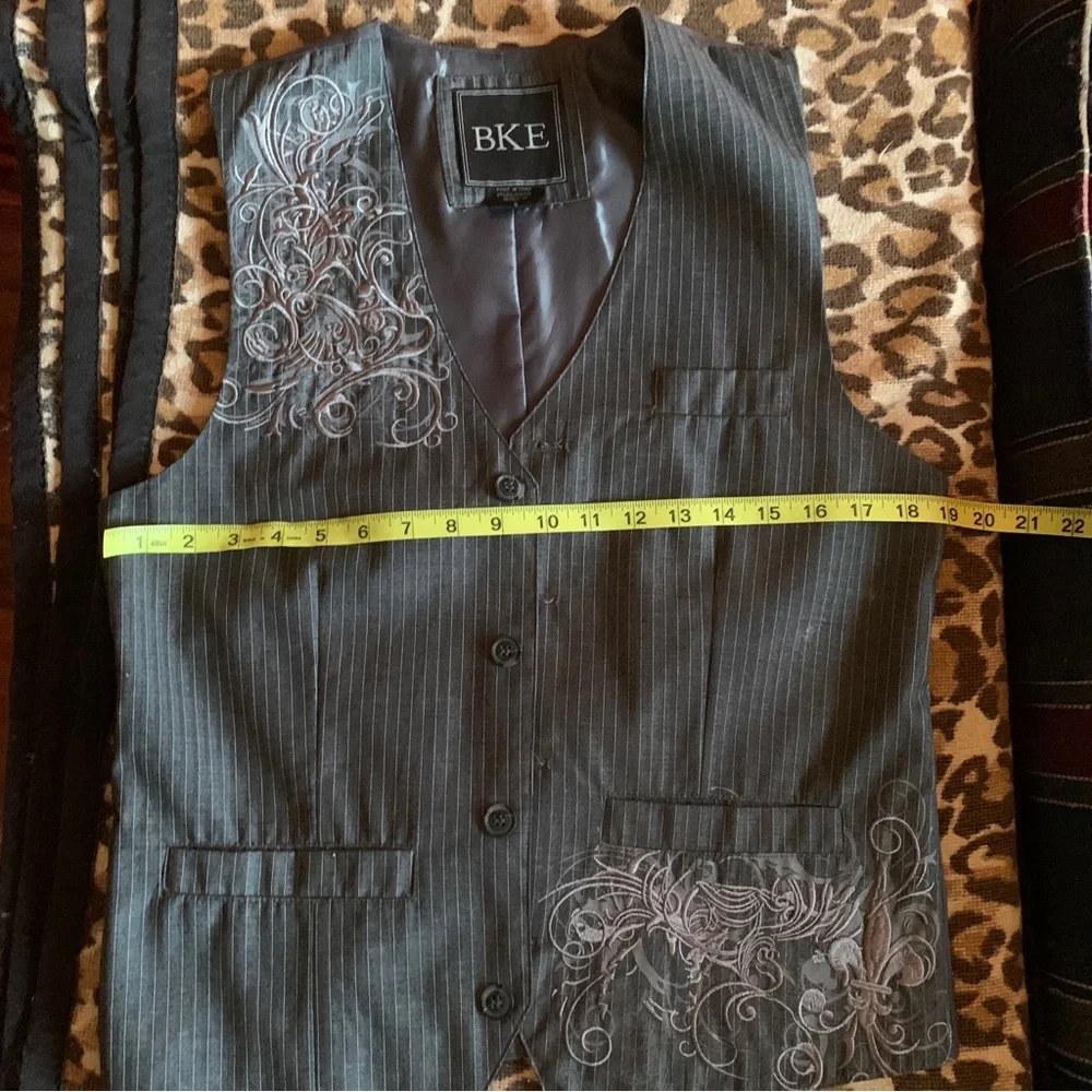 BKE mens embroidered sleeveless vest grey Small pockets stripes